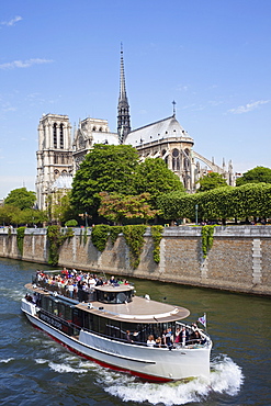 Tour boat on the River Seine and Notre Dame, Paris, France, Europe