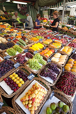 Fruit stall, Viktualienmarkt, Munich, Bavaria, Germany, Europe