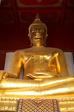 Buddha statue in Wat Phra Mongkhon Bophit, Ayutthaya Historical Park, UNESCO World Heritage Site, Ayutthaya, Thailand, Southeast Asia, Asia