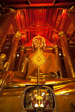 Giant Buddha statue, Wat Phanan Choeng, Ayutthaya, Thailand, Southeast Asia, Asia