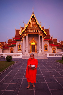 Monks collecting alms at the Marble Temple (Wat Benchamabophit), Bangkok, Thailand, Southeast Asia, Asia