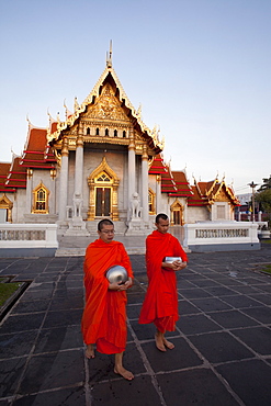 Monks collecting alms at the Marble Temple (Wat Benchamabophit), Bangkok, Thailand, Southeast Asia, Asia