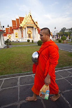 Monk at the Marble Temple (Wat Benchamabophit), Bangkok, Thailand, Southeast Asia, Asia