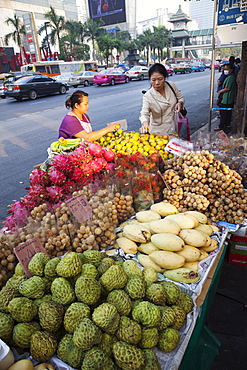 Woman shopping at roadside fruit vendor, Bangkok, Thailand, Southeast Asia, Asia