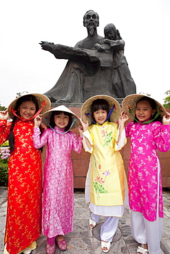 Girls dressed in traditional Vietnamese costume, Ho Chi Minh City, Vietnam, Indochina, Southeast Asia, Asia