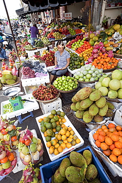 Fruit vendor, Han Market, Danang, Vietnam, Indochina, Southeast Asia, Asia