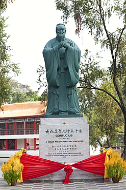 Statue of Confucius in the Chinese Garden, Singapore, Southeast Asia, Asia