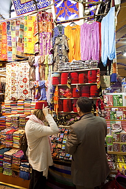 Tourist buying fez, Grand Bazaar, Sultanahmet, Istanbul, Turkey, Europe