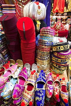 Tourist buying fez, Grand Bazaar, Sultanahmet, Istanbul, Turkey, Europe