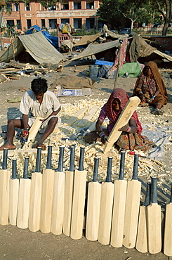 People making cricket bats by the roadside, Jaipur, Rajasthan, India, Asia