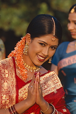 Woman dressed in sari, Mumbai (Bombay), Maharastra, India, Asia