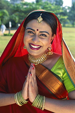 Woman dressed in sari, Mumbai (Bombay), Maharastra, India, Asia