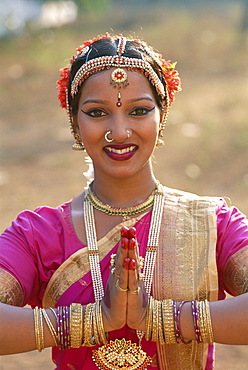 Female dancer dressed in traditional costume, Mumbai (Bombay), Maharastra, India, Asia