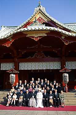 Traditional wedding group portrait, Kanda Myojin Shrine, Tokyo, Honshu, Japan, Asia