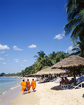 Monks walking along Pattaya Beach, Pattaya, Thailand, Southeast Asia, Asia