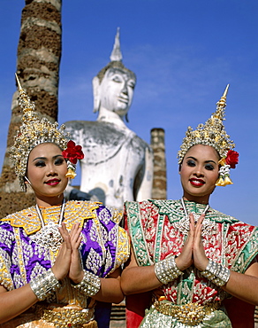 Girls dressed in traditional dancing costume, Wat Mahathat, Sukhothai, Thailand, Southeast Asia, Asia