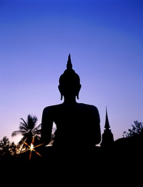 Seated Buddha at sunrise, Wat Mahathat, Sukhothai, UNESCO World Heritage Site, Thailand, Southeast Asia, Asia