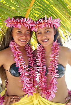 Polynesian girls dressed in traditional costume with leis (flower garlands), Aitutaki, Cook Islands, Polynesia, South Pacific, Pacific