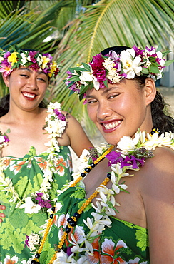 Polynesian girls dressed in pareu (sarong) and leis (flower garlands), Rarotonga, Cook Islands, Polynesia, South Pacific, Pacific