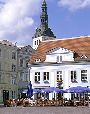 Outdoor cafes in the Old Town, UNESCO World Heritage Site, Tallin, Estonia, Baltic States, Europe