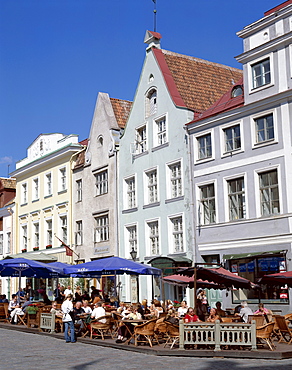 Outdoor cafes in the Old Town, UNESCO World Heritage Site, Tallin, Estonia, Baltic States, Europe