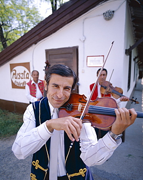 Gypsy fiddler in dressed traditional costume, Puszta, Hungary, Europe