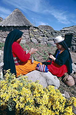 Indian women wool spinning, Taquile Island, Lake Titicaca, Peru, South America