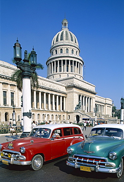 Vintage cars and Capitol Building (Capitolio), Havana (Habana), Cuba, West Indies, Central America