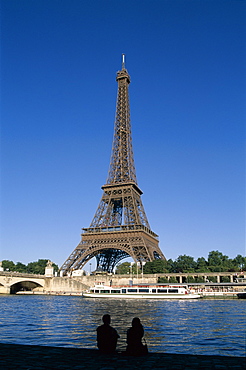 Eiffel Tower (Tour Eiffel) and the River Seine, Paris, France, Europe