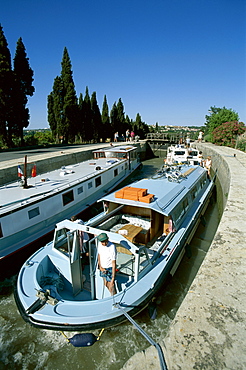 Lock gates, Canal du Midi, UNESCO World Heritage Site, Beziers, Languedoc-Roussillon, France, Europe