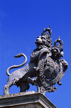 Lion rampant statue, Hampton Court Palace, Greater London, England, United Kingdom, Europe