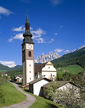 Dolomite Mountains (Dolomiti), St. Peters Church (St.Pietro), Villnoss, Val di Funes, Trentino, Italy, Europe