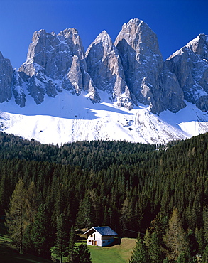 Farmhouse and mountian peaks with snow in the Dolomite (Dolomiti), Villnoss, Val di Funes, Trentino, Italy, Europe