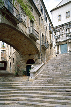 Steps and arches in centre of the Old Town, Girona, Catalonia, Spain, Europe