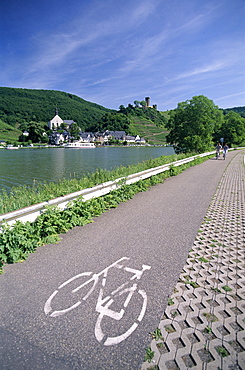 Cyclists of bicycle path, Beilstein, Rhineland, Mosel Valley, Germany, Europe