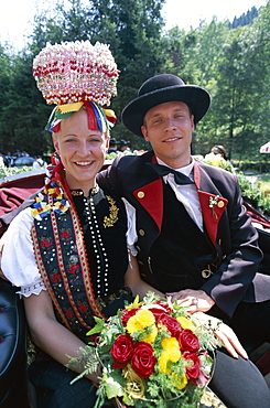 Couple dressed in regional costume, Unter Prechtal, Black Forest (Schwarzwald), Baden-Wurttemberg, Germany, Europe