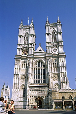 Tourist couple taking photo, Westminster Abbey, UNESCO World Heritage Site, London, England, United Kingdom, Europe