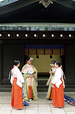 Shrine maidens dressed in traditional costume, Meiji Jingu Spring Grand Festival Celebration, Meiji Jingu Shrine, Tokyo, Japan, Asia