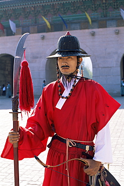 Ceremonial guard in traditional costume, Gyeongbokgung Palace, Seoul, South Korea, Asia