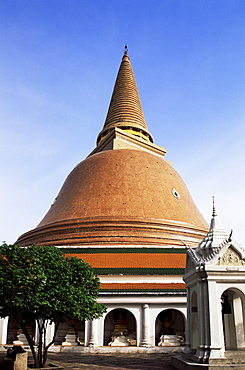 Nakhon Pathom Chedi, a 120 metre gold stupa, Nakhon Pathom, Thailand, Southeast Asia, Asia