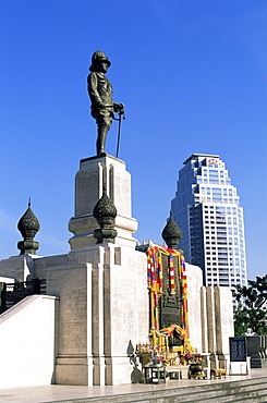 King Rama VI statue and city skyline, Lumphini Park, Bangkok, Thailand, Southeast Asia, Asia