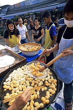 Food vendor cooking Thai style donuts, Chatuchak Weekend Market, Bangkok, Thailand, Southeast Asia, Asia