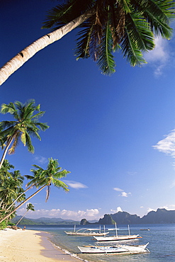 Outriggers on tropical beach, El Nido, Bascuit Bay, Palawan, Philippines, Southeast Asia, Asia