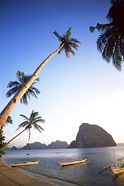 Outriggers on tropical beach, El Nido, Bascuit Bay, Palawan, Philippines, Southeast Asia, Asia