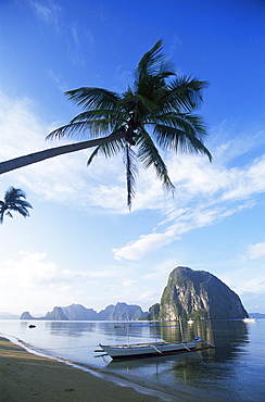 Outriggers on tropical beach, El Nido, Bascuit Bay, Palawan, Philippines, Southeast Asia, Asia