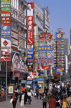 Pedestrianised shopping street, Nanjing Road, Shanghai, China, Asia