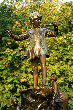 Statue of Peter Pan, Kensington Gardens, London, England, United Kingdom, Europe