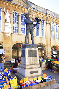 Outdoor market and statue of Charles Stewart Rolls, Monmouth, Monmouthshire, Wales, United Kingdom, Europe