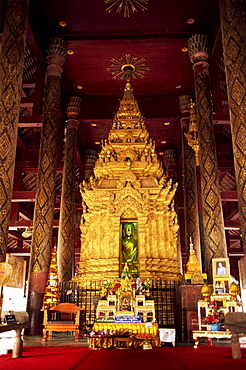 Interior of Wat Phra That Lampang Luang, Koh Kha, Lampang, Thailand, Southeast Asia, Asia