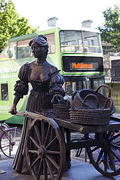 Molly Malone statue, Dublin, Republic of Ireland, Europe